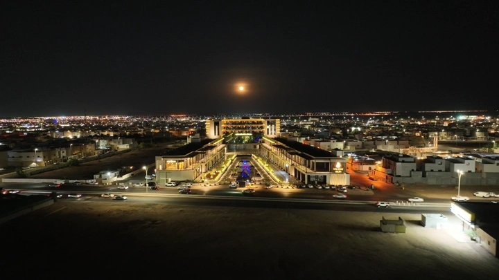 مدينة حائل ليلاً تحت ضوء القمر، لقطة درون.