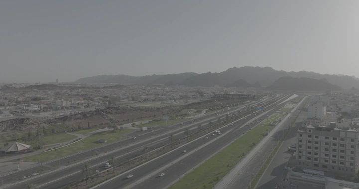 طريق دائري في حائل مع جبال في الخلفية، لقطة درون.