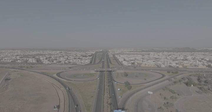 طريق دائري في حائل من الأعلى، لقطة درون.