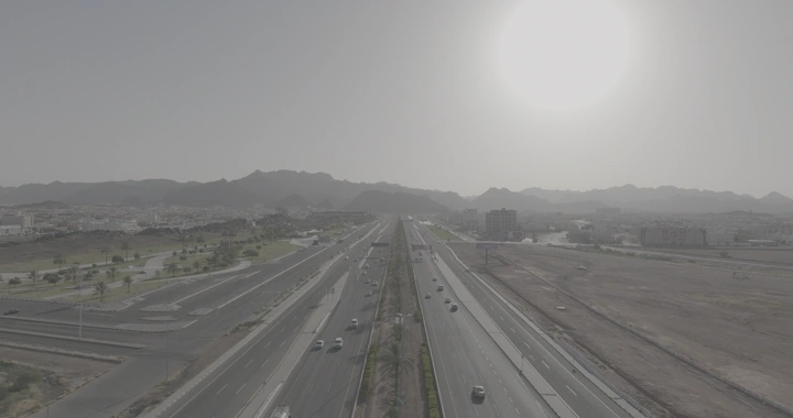 طريق دائري في حائل تحت الشمس، لقطة درون.