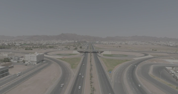 طريق دائري في حائل خلال النهار، لقطة درون.