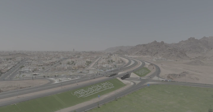 طريق دائري في حائل مع مناظر جبلية، لقطة درون.