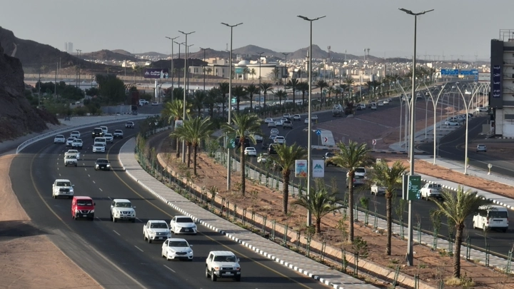 طريق دائري في حائل مع حركة مرور كثيفة، لقطة من درون.