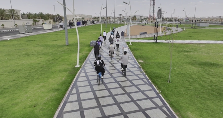 مجموعة دراجين في حديقة بحائل، لقطة من الجو.