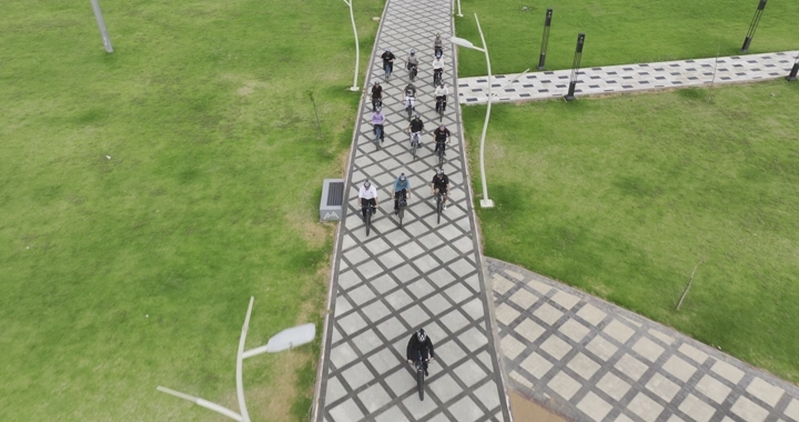 مجموعة دراجين على ممر في حائل، لقطة درون.