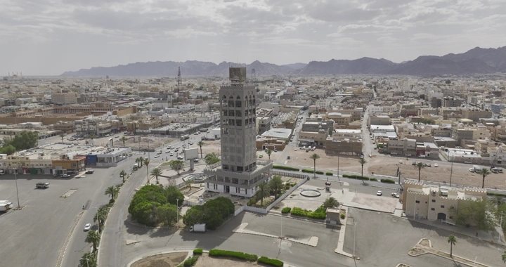 برج في مدينة حائل، لقطة درون من الأعلى.