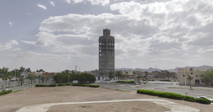 برج في حائل تحت السماء الغائمة، لقطة درون.