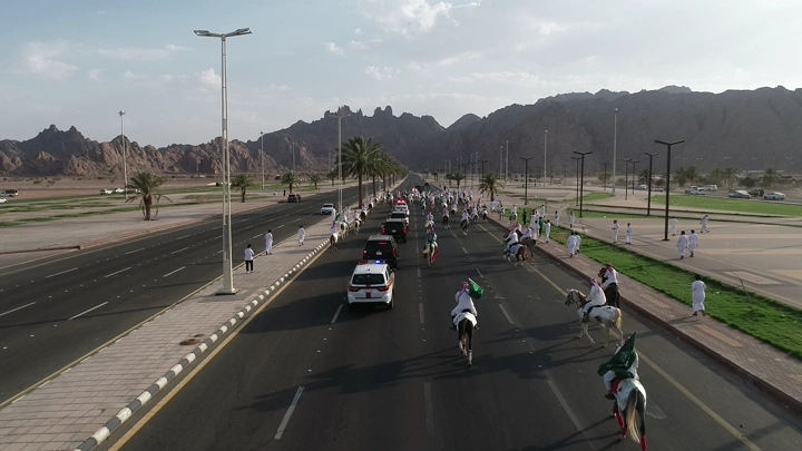 مسيرة خيول في طريق مفتوح خلال اليوم الوطني حائل، لقطة جوية.