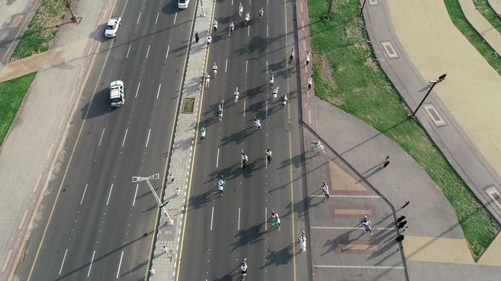 فرسان على الطريق في اليوم الوطني في حائل، لقطة جوية.