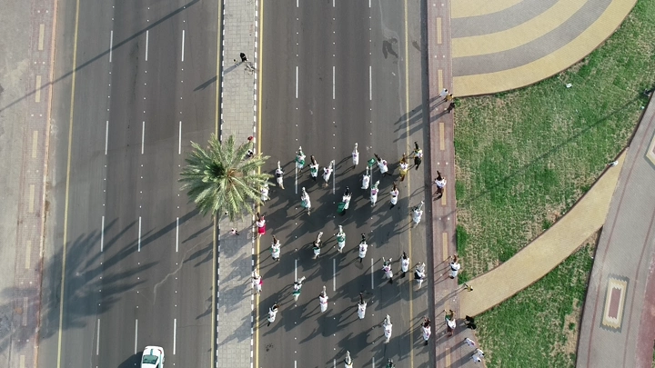 مسيرة في شارع بمناسبة اليوم الوطني في حائل، لقطة جوية.