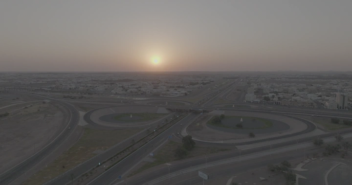 الطريق الدائري في حائل عند الغروب، لقطة جوية.