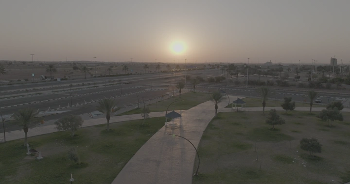 شارع في حائل عند الغروب، لقطة جوية.