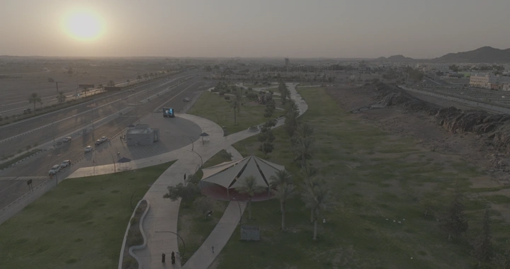 حديقة الأمير سعود بن عبدالمحسن في حائل عند الغروب، لقطة جوية.