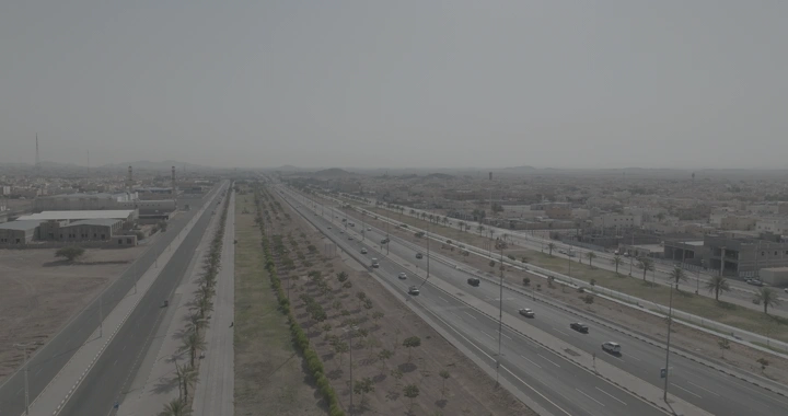 شارع مزدحم في حائل خلال النهار، منظر جوي.