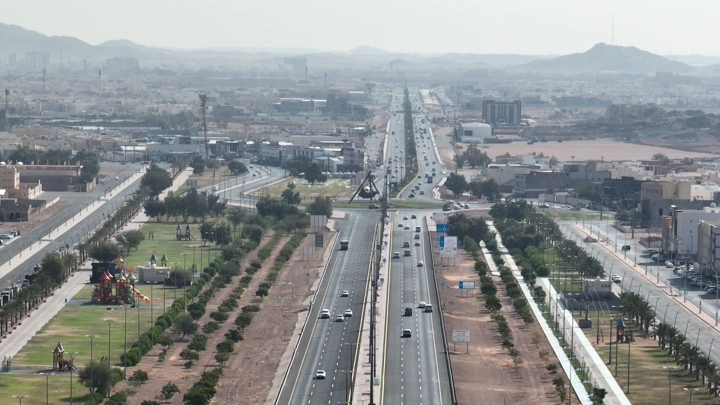طريق مزدحم في حائل، لقطة من الجو.