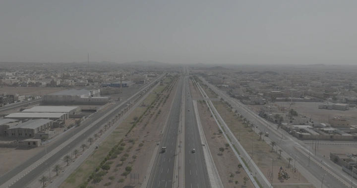 شارع واسع في حائل، لقطة جوية نهارية.