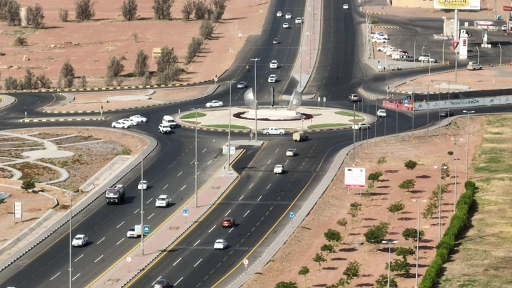 دوار الرؤية في حائل مع سيارات، لقطة جوية.