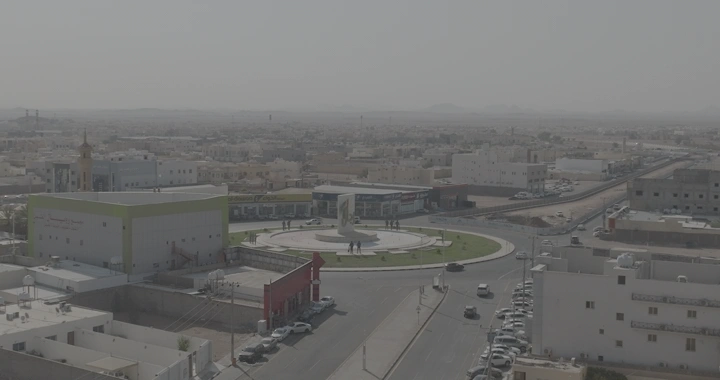 دوار الأسمنت في مدينة حائل تحت السماء الغائمة، لقطة جوية.