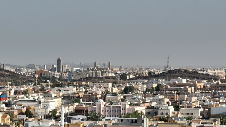 منظر عام لمدينة حائل في النهار، لقطة بانورامية.