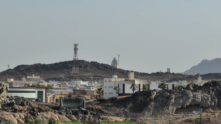 مدينة حائل مع جبال في الخلفية، لقطة نهارية.