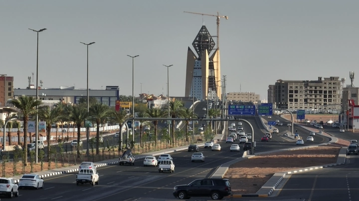 طريق الدائري في حائل مع مبانٍ حديثة، لقطة نهارية.