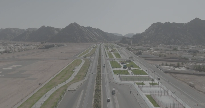 طريق واسع بين الجبال في حائل، لقطة جوية.