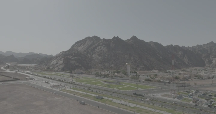 جبال في حائل تحت السماء الصافية، لقطة جوية.