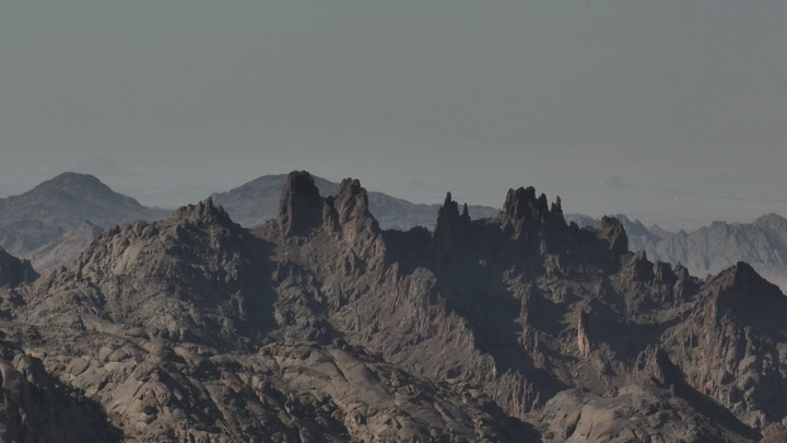 جبال حائل تحت السماء الصافية، لقطة جوية.