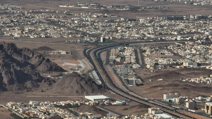 مدينة حائل من الأعلى مع الجبال والطرق، لقطة جوية.