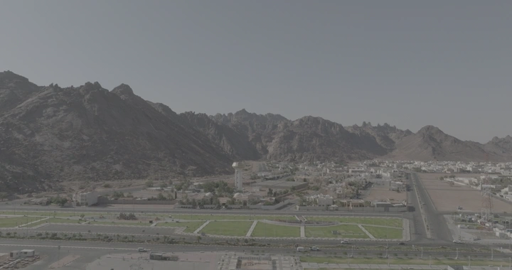 منظر جوي لحدائق حائل مع الجبال في الخلفية، لقطة نهارية.