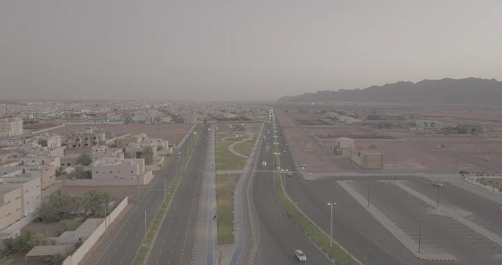 شارع في حائل عند الغروب، منظر جوي.