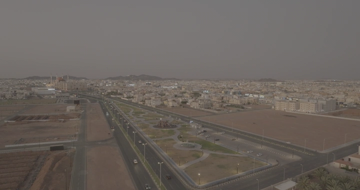 منظر جوي لمدينة حائل مع حدائق ومساحات خضراء.