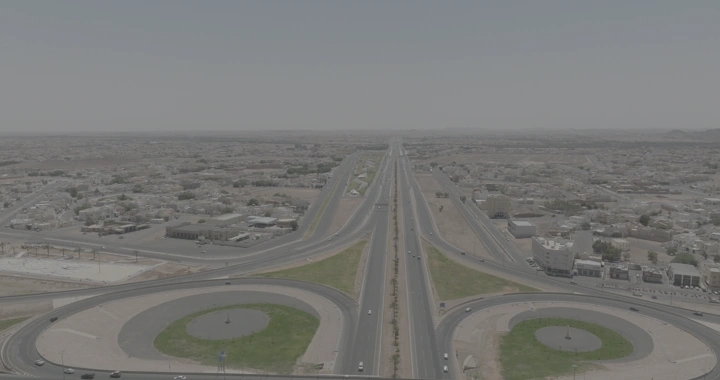 طريق دائري في حائل، صورة جوية نهارية.