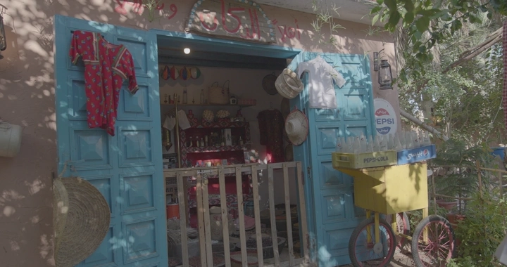 دكان تقليدي بواجهة زرقاء في النهار، لقطة أمامية.