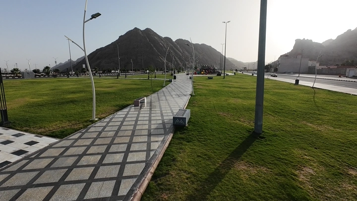 ممشى في حديقة بهجة حائل، لقطة نهارية واسعة.