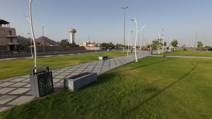 حديقة في حائل تحت سماء صافية، لقطة نهارية.