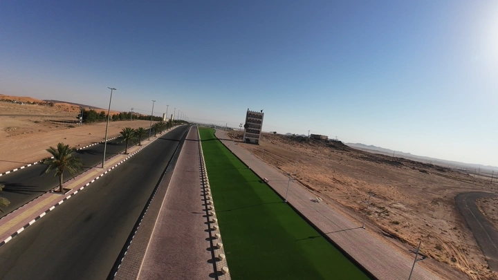 طريق واسع في مدخل الخطة حائل، صورة جوية.