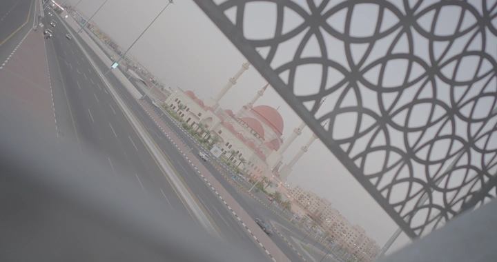 جسر مشاة مع مسجد الراجحي في الخلفية، حائل، لقطة جانبية.