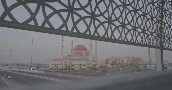 مسجد الراجحي في حائل يظهر من جسر مشاة، لقطة من زاوية منخفضة.