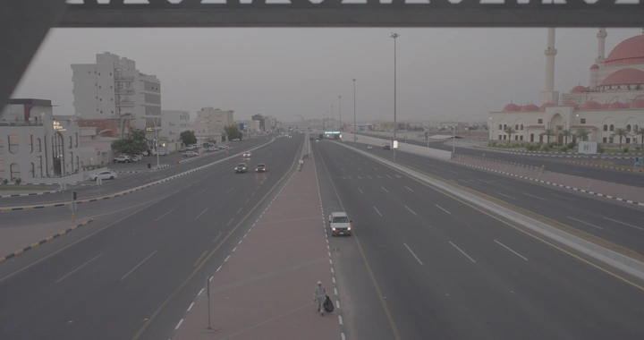 طريق سريع مع مسجد الراجحي في الخلفية، لقطة من فوق الجسر.