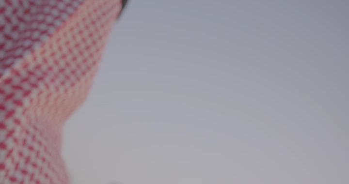 رجل يرتدي شماغ في حديقة حائل، لقطة قريبة.