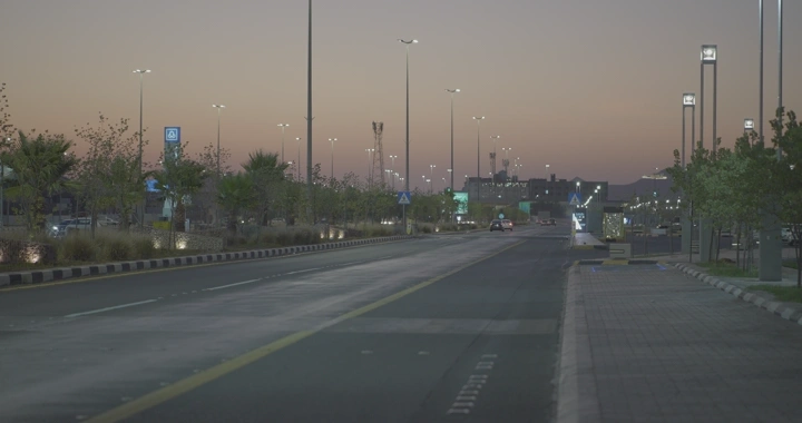 طريق في حائل عند الغروب، منظر من مستوى الشارع.