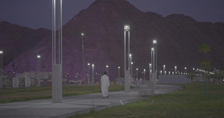 ممشى مضاء في حائل عند الفجر، لقطة ليلية.