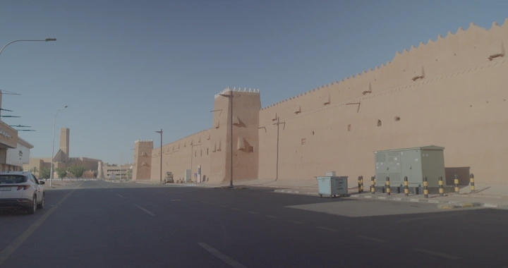 قصر القشلة في حائل تحت سماء زرقاء، لقطة نهارية.