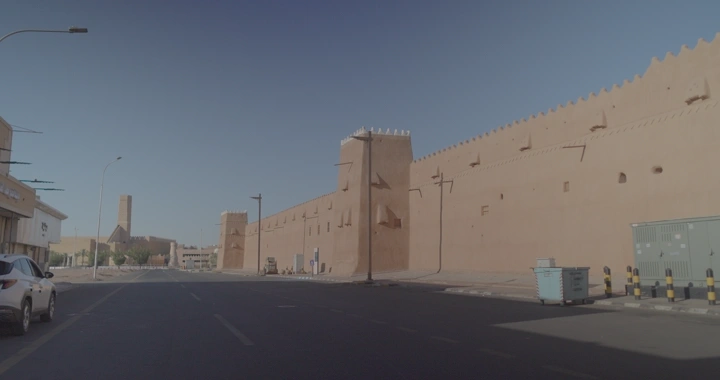 قصر القشلة في حائل تحت سماء زرقاء، لقطة نهارية.