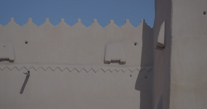 جزء من قصر القشلة في حائل تحت سماء زرقاء، لقطة قريبة.