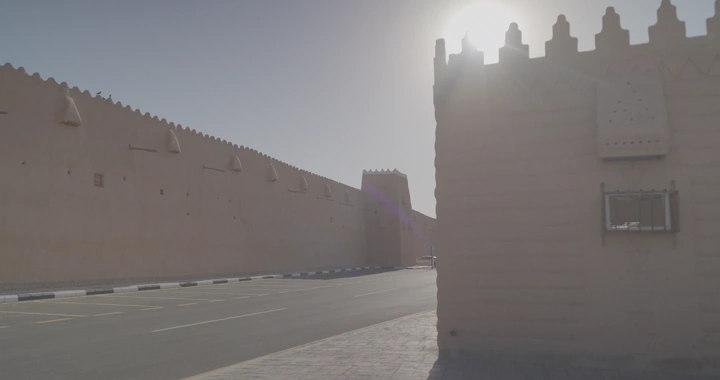 قصر القشلة في حائل تحت ضوء الشمس، لقطة من الأرض.