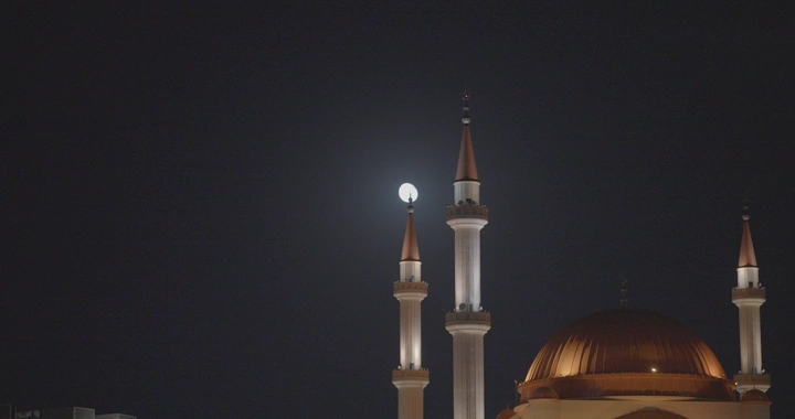 مسجد الراجحي في حائل تحت ضوء القمر، تصوير ليلي.