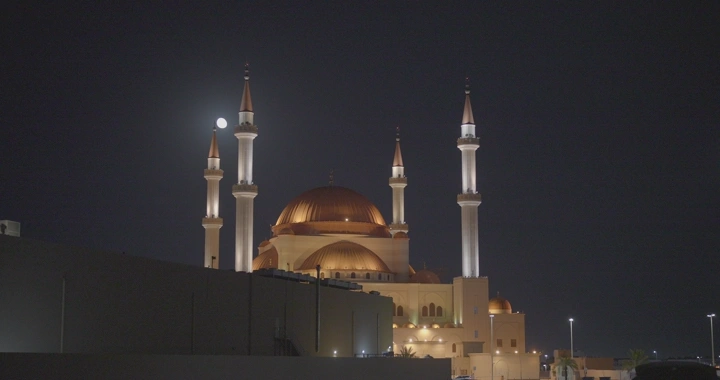 مسجد الراجحي في حائل تحت ضوء القمر، لقطة ليلية.