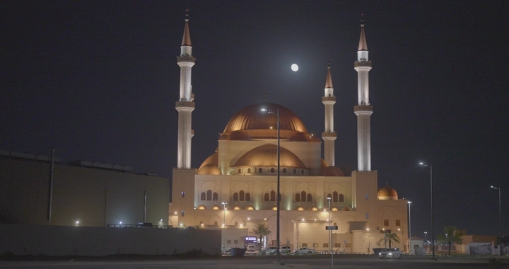 مسجد الراجحي مضاء في ليلة مقمرة بحائل، لقطة ليلية.